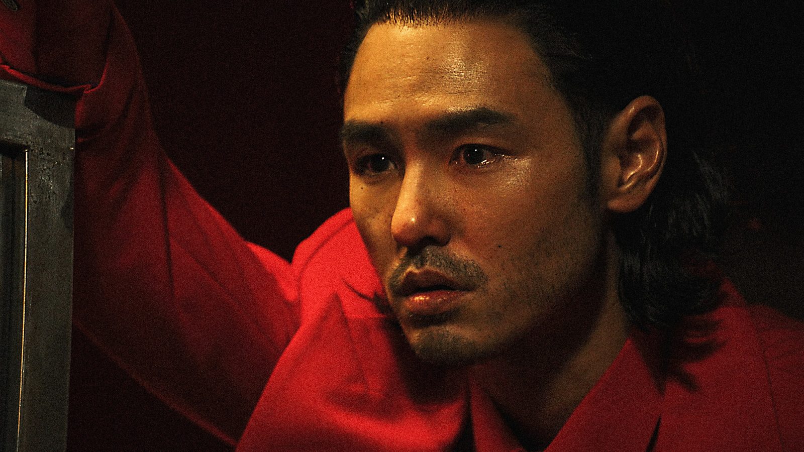 阮經天化身紅衣綁架犯林三,引爆「紅樓爆炸案」(Netflix 提供)