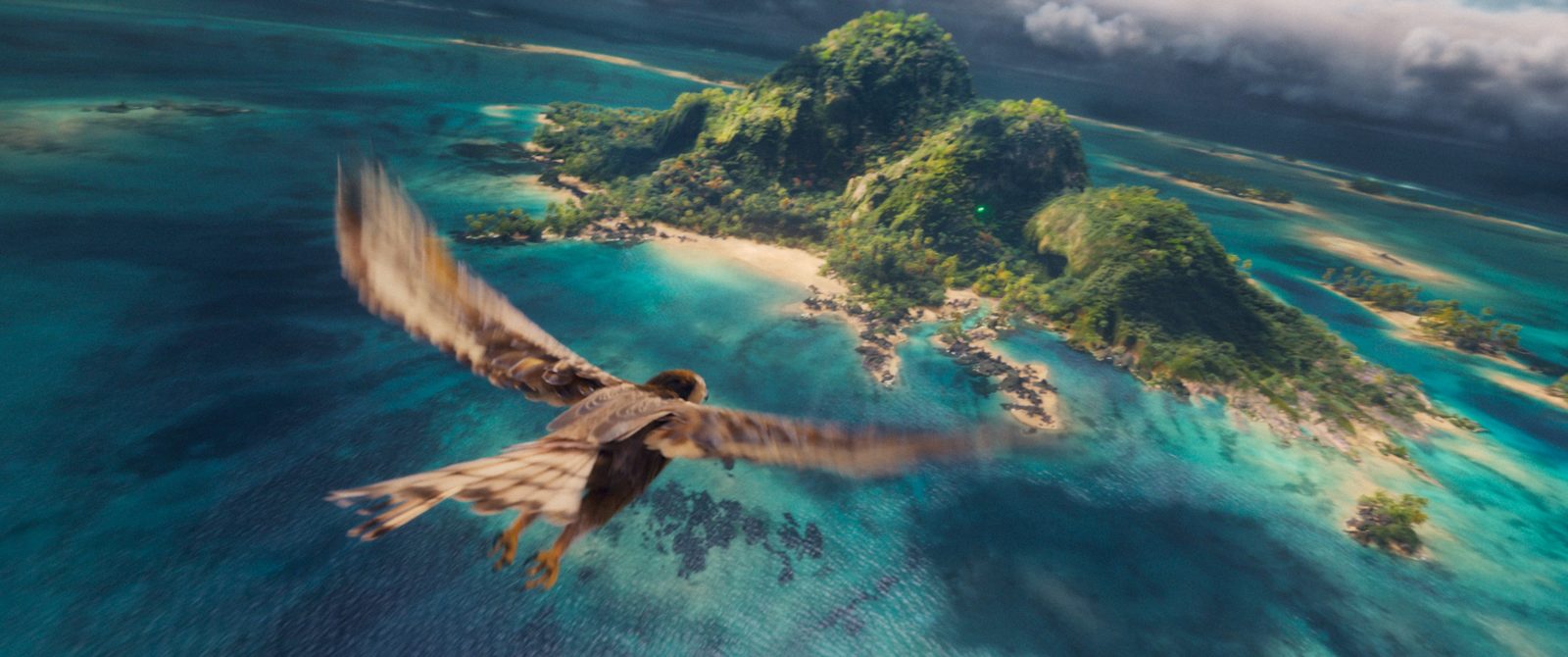 半神人毛伊化身巨鷹掠過海面，《海洋奇緣》真人版以寫實特效重現動畫場景