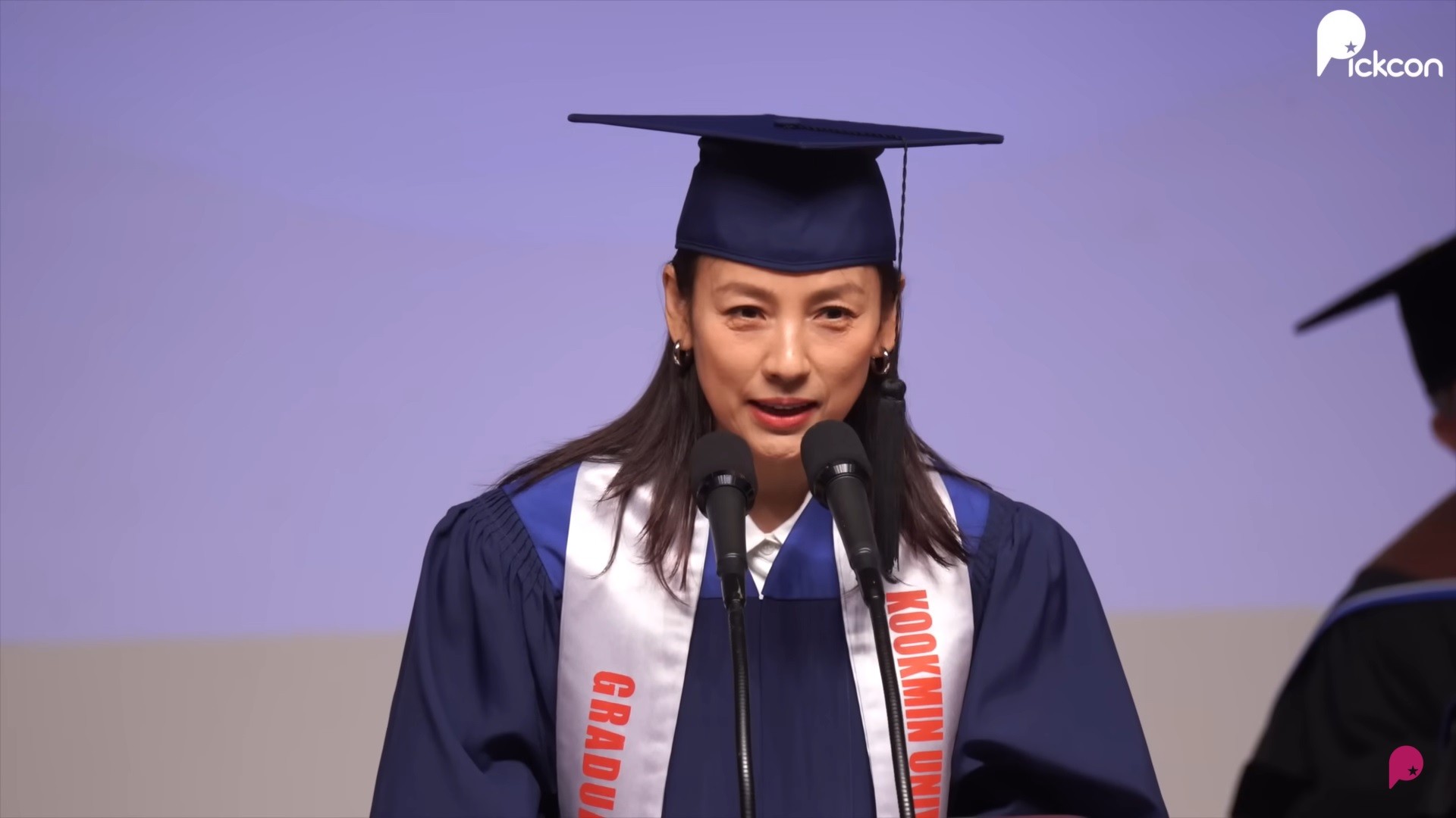 李孝利回母校演講