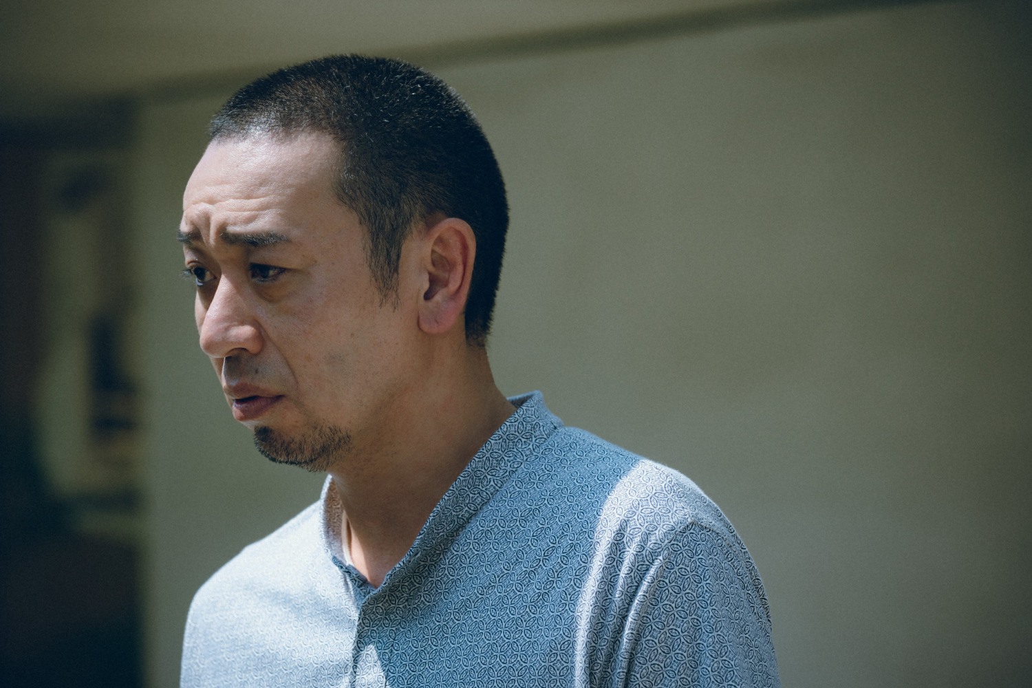 《再生家族》綾瀨遙、大悟飾演夫妻，一同面對類人形機器人「翔」的到來（車庫娛樂提供）