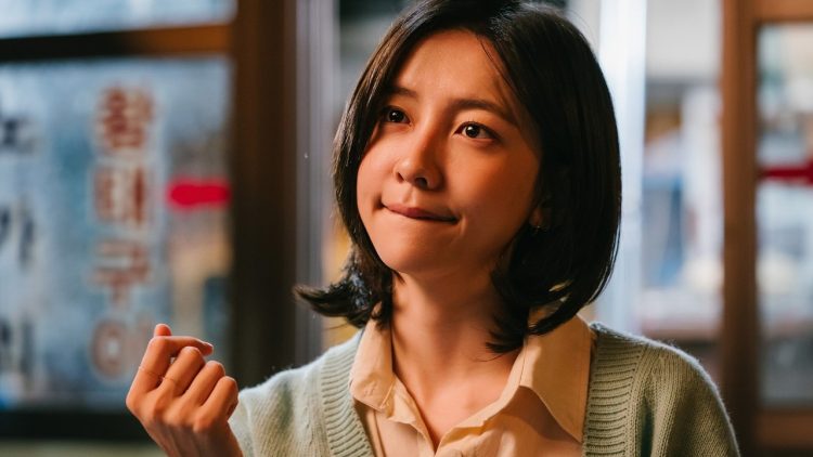 「國民大嫂」朴智炫變成人小說作家！韓國爆笑喜劇《成人童話》9/18 上映首圖