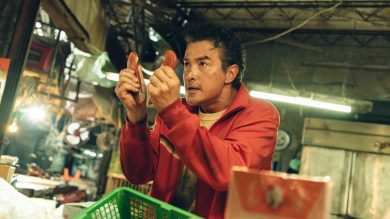 Netflix《黑白清道夫》李銘順闖台式地下世界，在宮廟裡插三炷香就有人幫你「喬事」！
