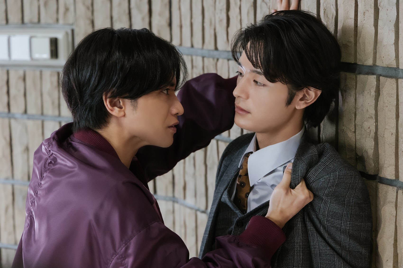 《LOVE ≠ COMEDY》劇照，中島健人對鹽野瑛久「壁咚」