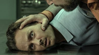 【劇評】Netflix《正念殺機》：正念冥想竟然也能鬧出人命？荒唐幽默且大快人心的犯罪喜劇