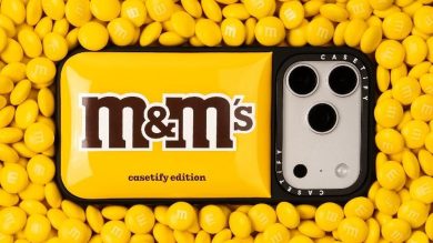 把一整把糖果帶著走！CASETiFY × M&M’s 聯名手機殼登場，經典黃色包裝、巧克力豆任你搖