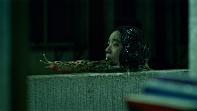 伊藤潤二親自繪海報力挺！《聰明鎮》富江雙頭、蛞蝓少女神還原，小S 女兒許曦文吐蛞蝓還跳水