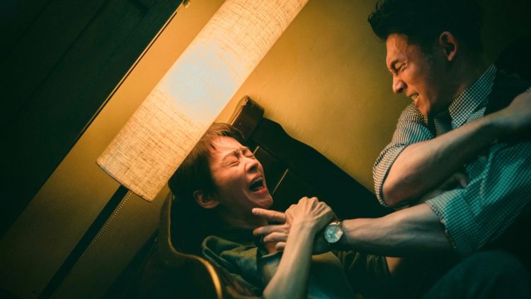 温昇豪扮冷血醫生狠甩梁詠琪三巴掌！《聰明鎮》登 Netflix 台灣冠軍，伊藤潤二親自讚「毛骨悚然又享受」首圖