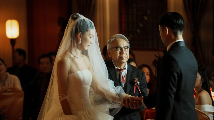 喜劇皮、創傷骨！Netflix 《雙囍》：當婚禮成了無數人的「家庭照妖鏡」首圖
